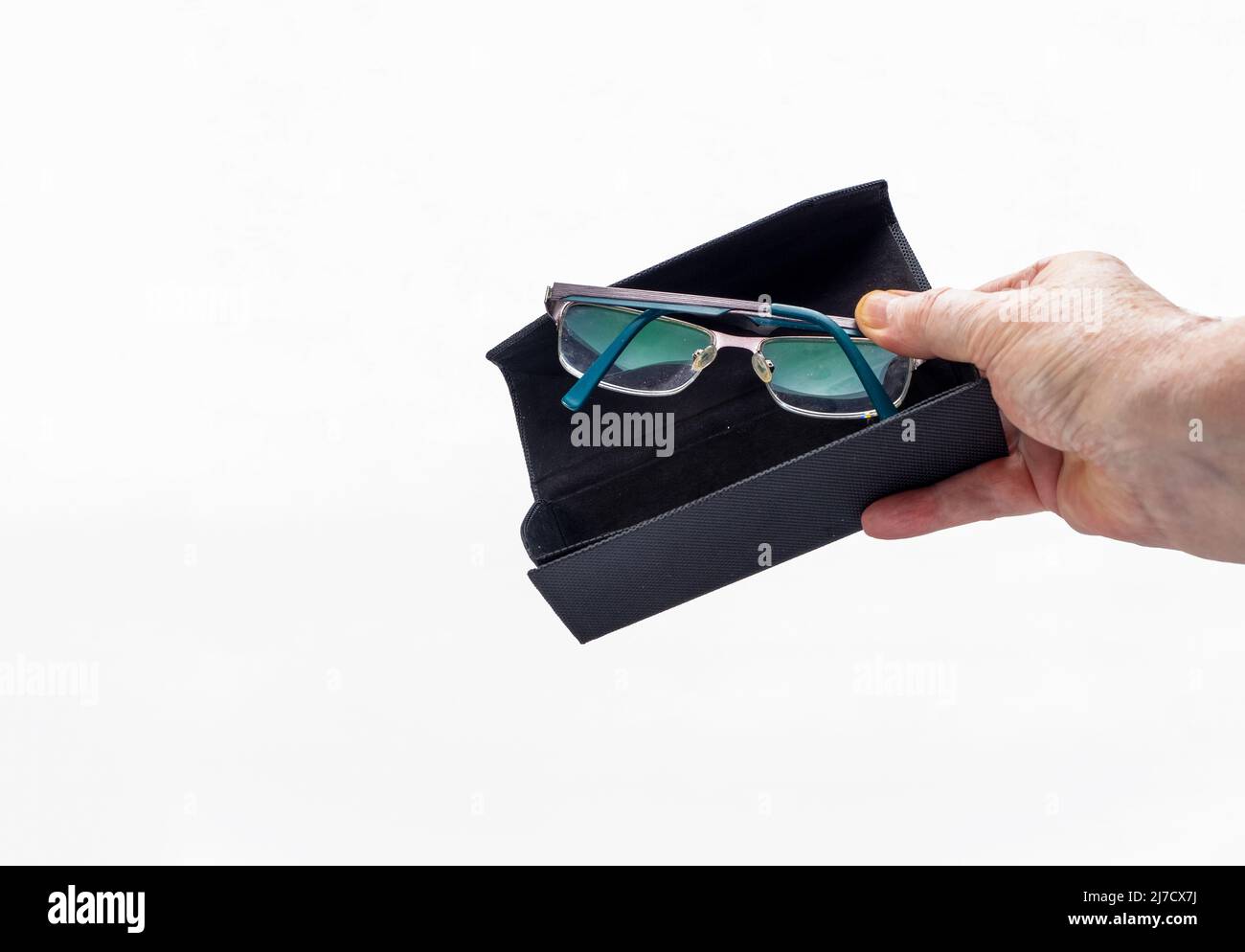 hombre poniendo sus gafas de cristal en una caja negra plegable sobre un  fondo blanco Fotografía de stock - Alamy