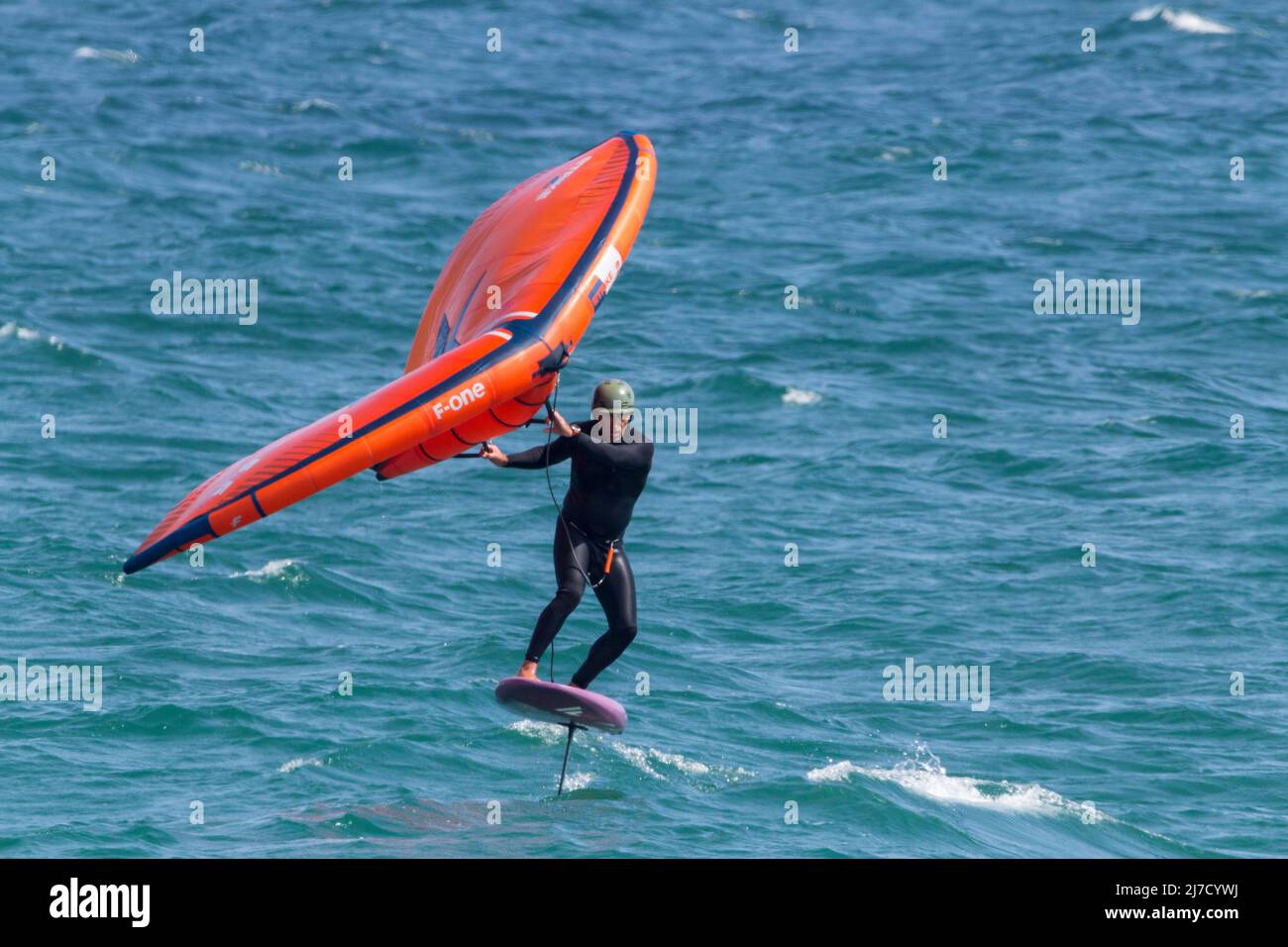 Tabla de surf de aluminio utilizando una tabla de surf con hojas hidrofoil submarinas que se