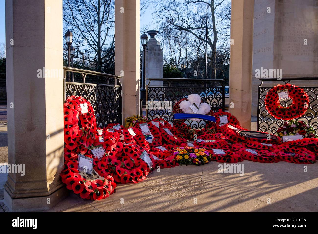 Guirnaldas de amapolas colocadas en el Commonwealth Memorial Gates, Constitution Hill, Londres, Reino Unido Foto de stock