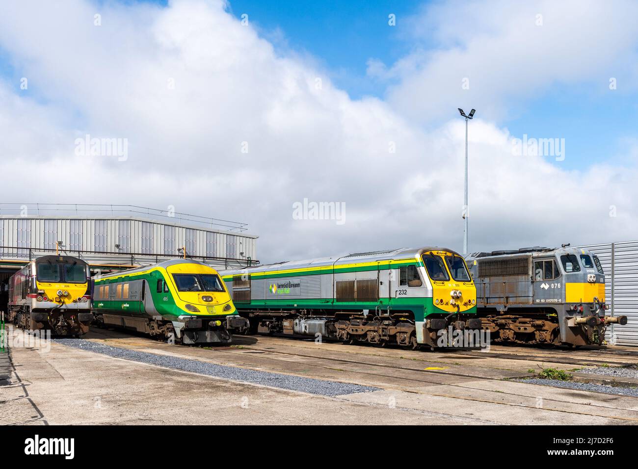 Locomotoras Irish Rail en Inchicore Railway Works, Dublín, Irlanda. Foto de stock