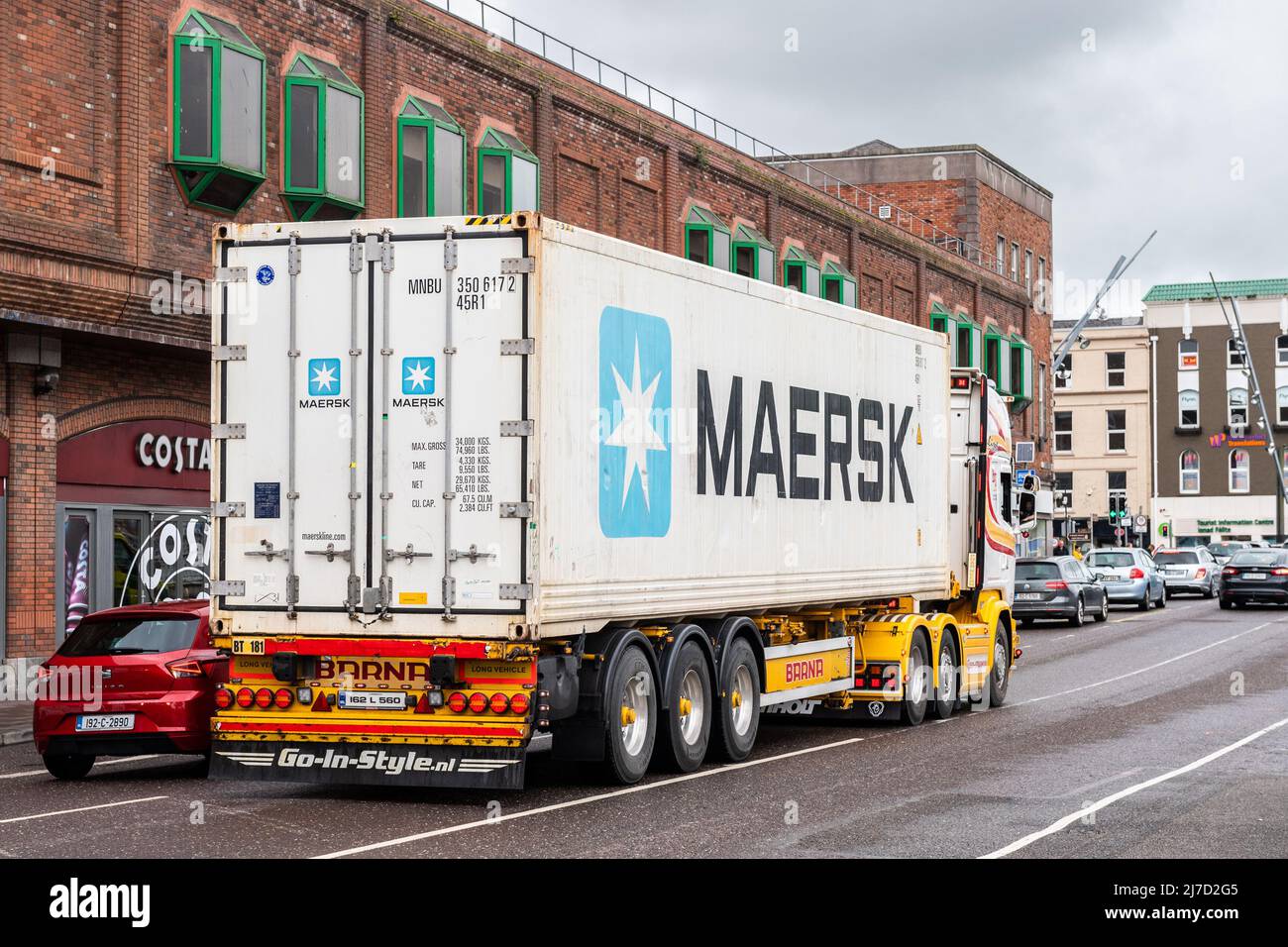 Contenedor Maersk en una cama plana HGV en Cork, Irlanda. Foto de stock