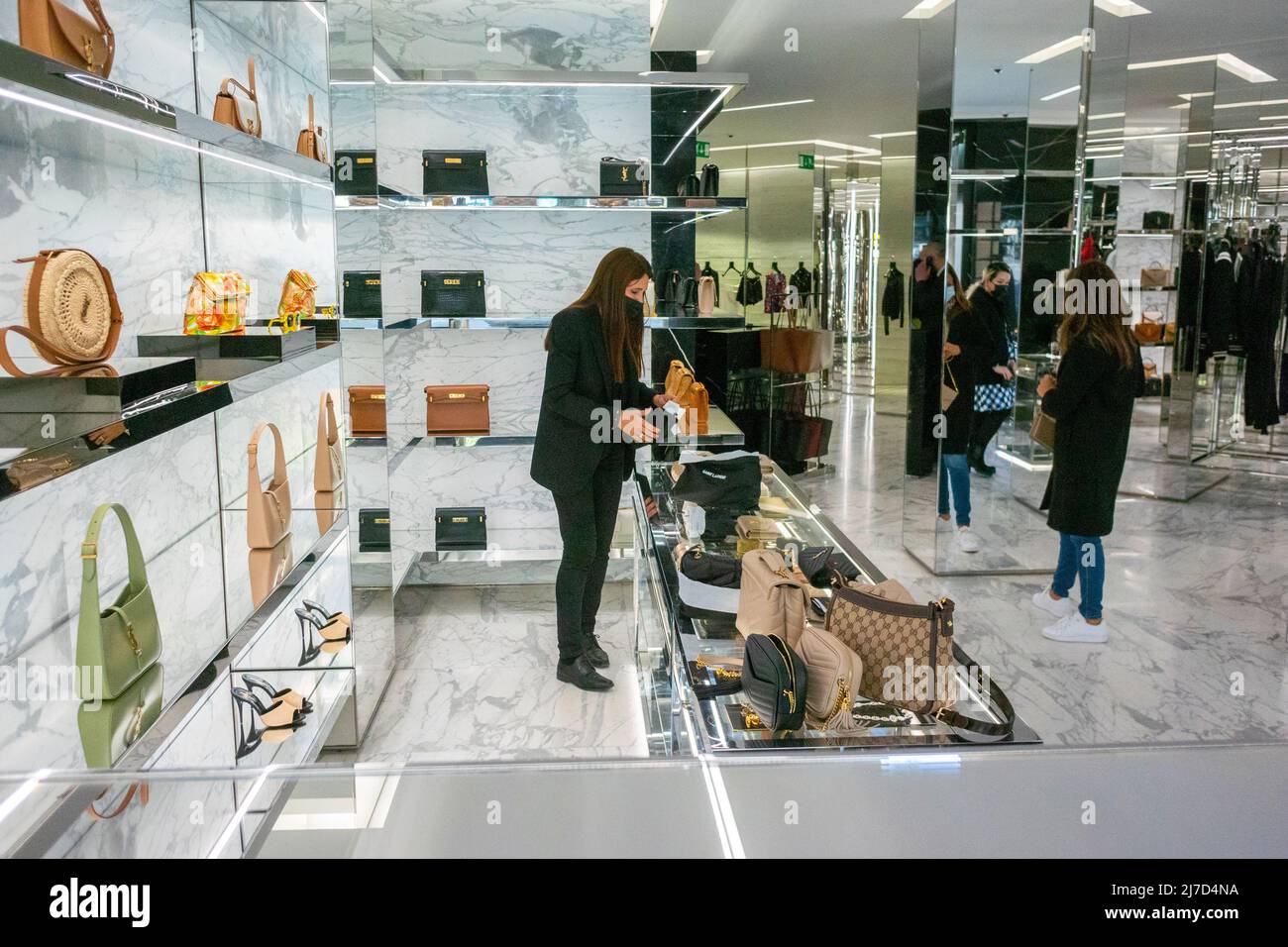 Barcelona, España, Trabaja en el interior de la secretaria femenina, Moda,  Tienda de ropa de lujo Yves Saint Laurent Fotografía de stock - Alamy