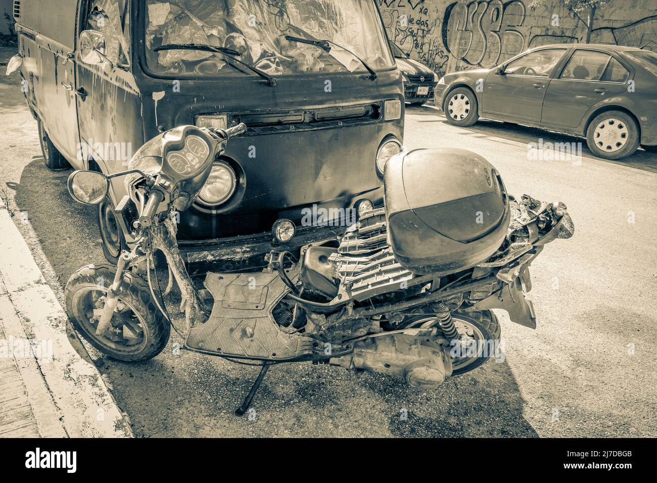 Imagen vieja en blanco y negro de un viejo negro roto sucio VW autobús  Volkswagen coche oxidado y roto moto scooter en la carretera en Playa del  Carme Fotografía de stock -