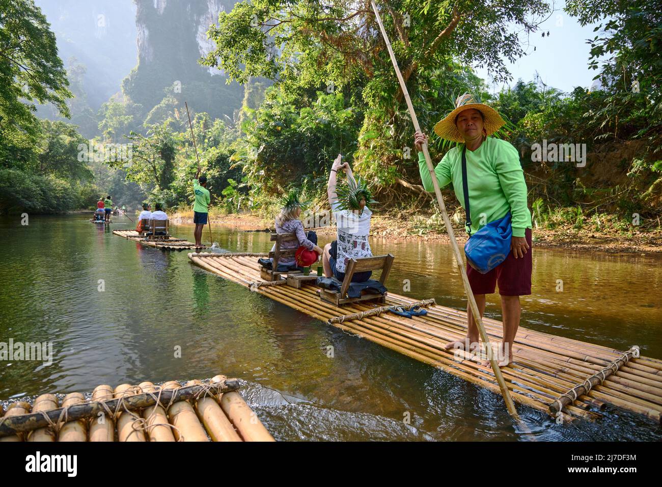 Khao Lak, Tailandia, 8 de febrero de 2020: Los turistas flotan en balsas tradicionales de bambú en el río en la selva Foto de stock