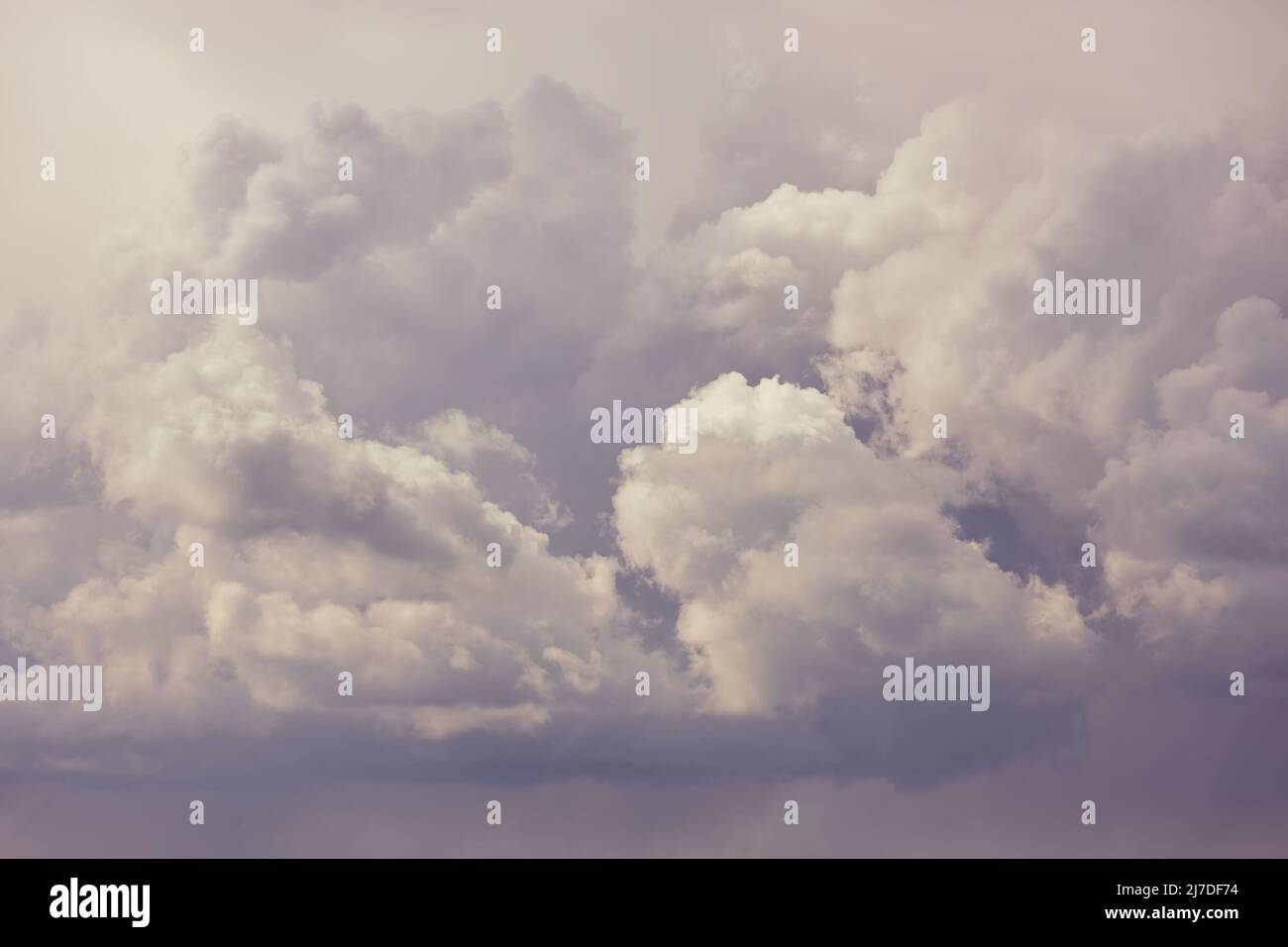 Nubes púrpuras antes de la lluvia como fondo Foto de stock