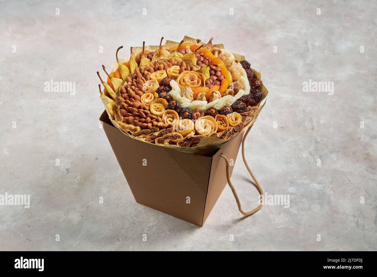 Un ramo grande de diferentes frutos secos y nueces yace en una caja de cartón Foto de stock