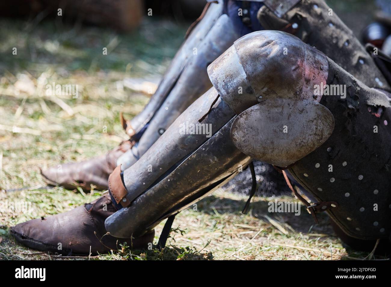 El caballero con armadura de hierro descansa después de la batalla Foto de stock
