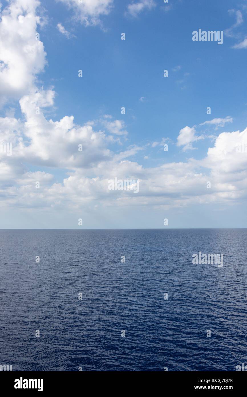 Vista del mar y el horizonte desde la cubierta del barco crucero Marella Explorer II, Mar Caribe, Antillas Mayores, Caribe Foto de stock