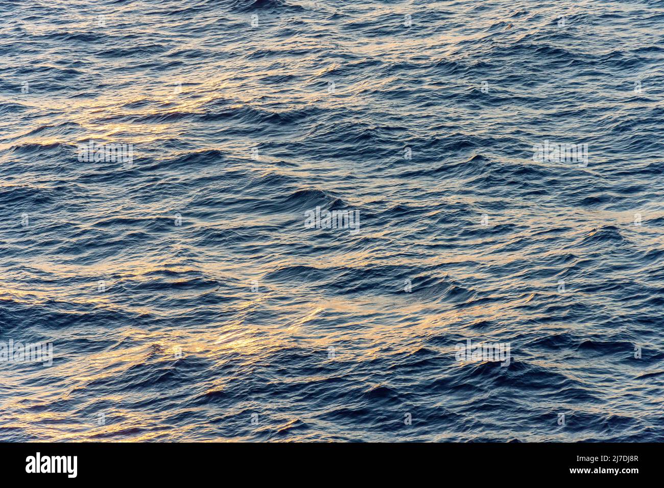 Vista del mar tranquilo desde la cubierta del barco crucero Marella Explorer II, Mar Caribe, Antillas Mayores, Caribe Foto de stock