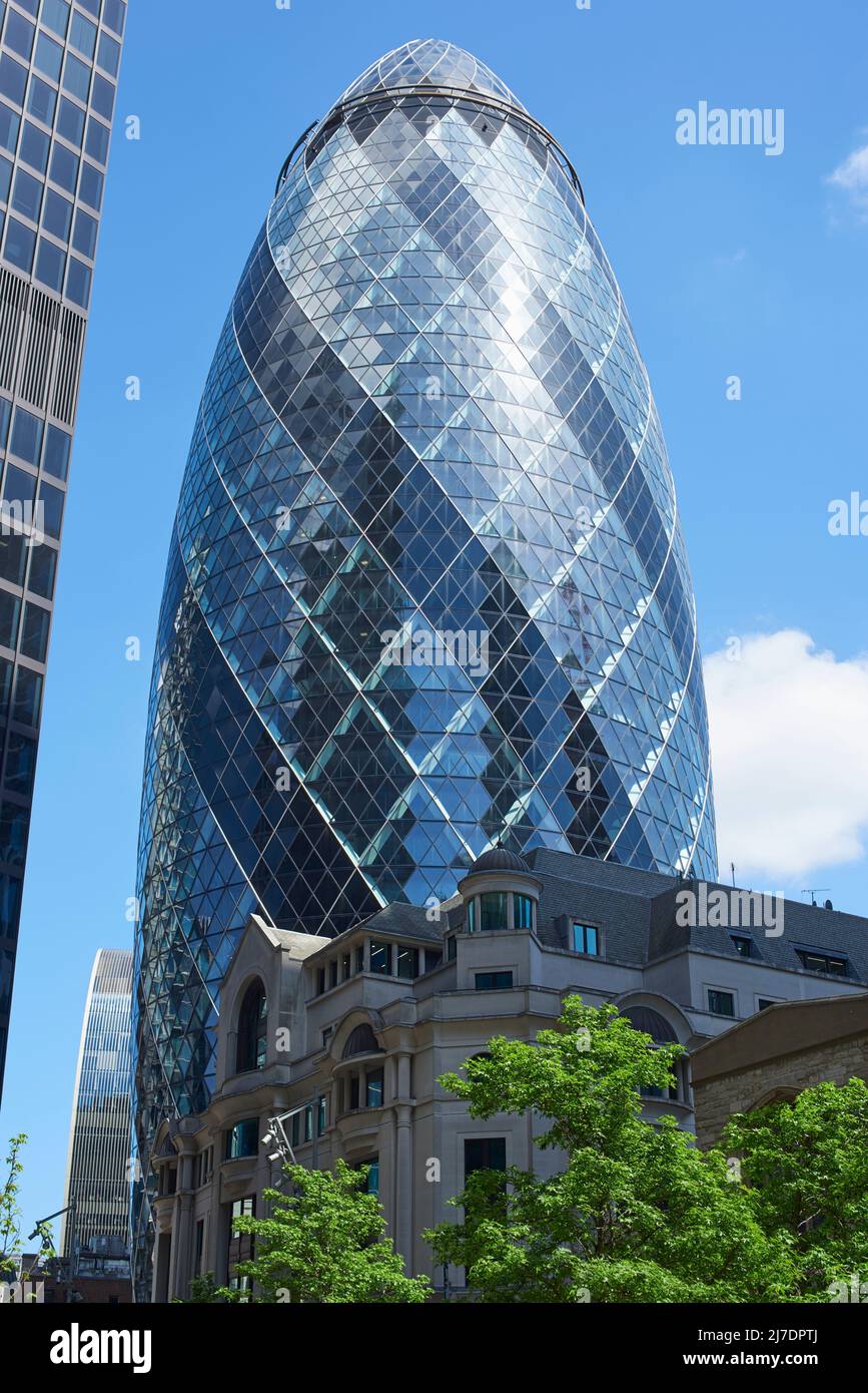 El Gherkin y los edificios circundantes en la ciudad de Londres, Reino Unido Foto de stock