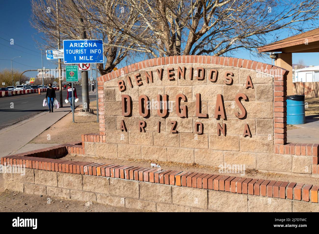 Douglas, Arizona - Un cartel da la bienvenida a los viajeros que cruzan la frontera desde Agua Prieta, México hasta Douglas, Arizona. Foto de stock