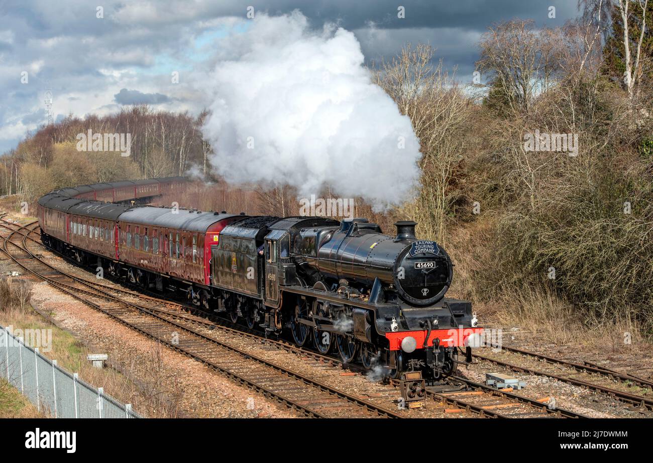 El Cumbrian Coast Express, Locomotora de Vapor, Clase Jubilee, 45690 Leander , LMS, Salida de Carlisle el 12th de marzo de 2022 (Railway Touring Company Foto de stock