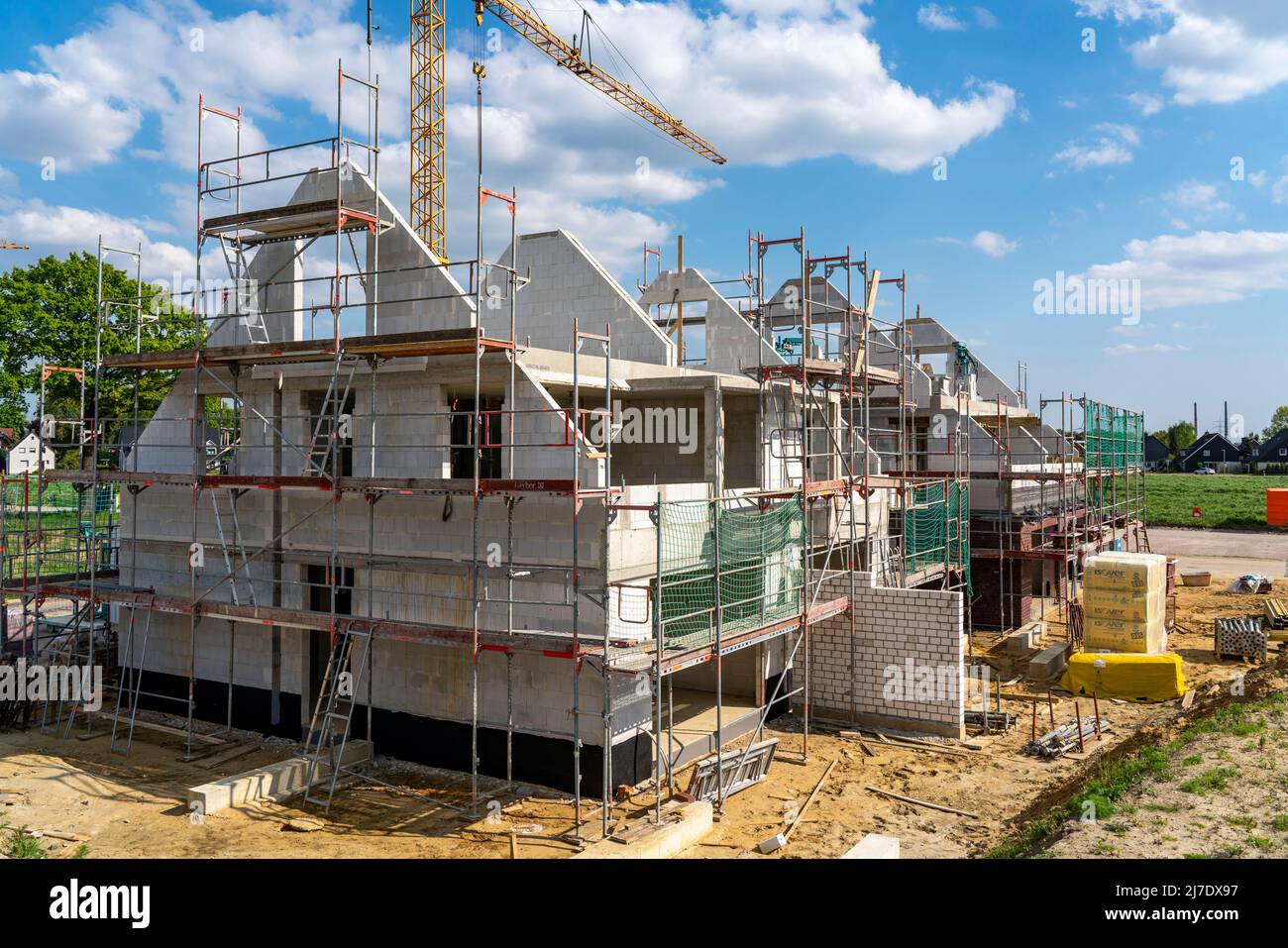 Nueva construcción de edificios residenciales, 27 casas adosadas y adosadas, construcción de conchas, proyecto residencial en Bottrop, NRW, Alemania Foto de stock