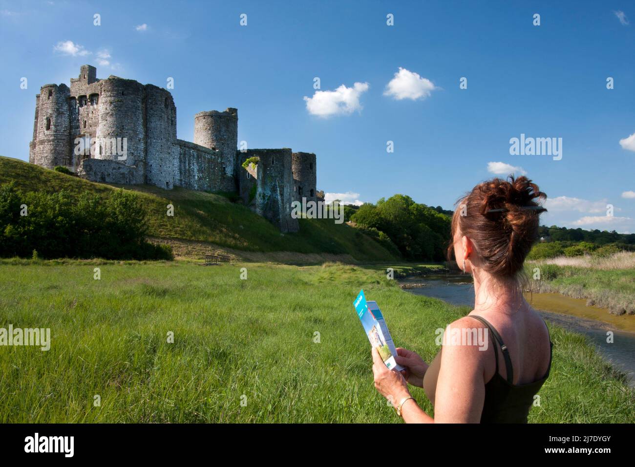 Mujer con mapa, Castillo Kidwelly, Pembrokeshire, Gales Foto de stock