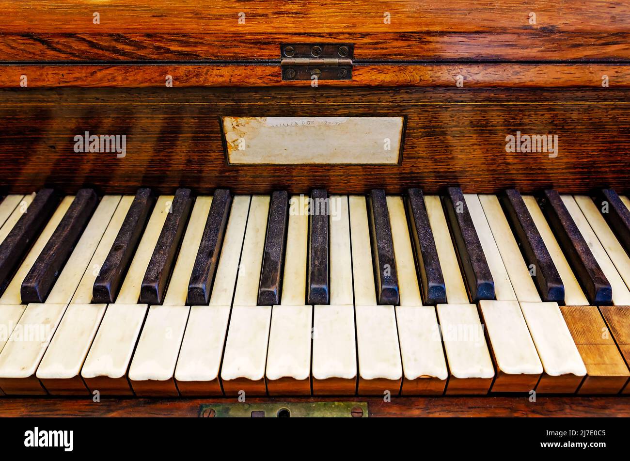 Tradicion Regaño Peligro Un piano Pleyel antiguo se exhibe en la Biblioteca Presidencial Jefferson  Davis, 24 de abril de 2022, en Biloxi, Mississippi Fotografía de stock -  Alamy