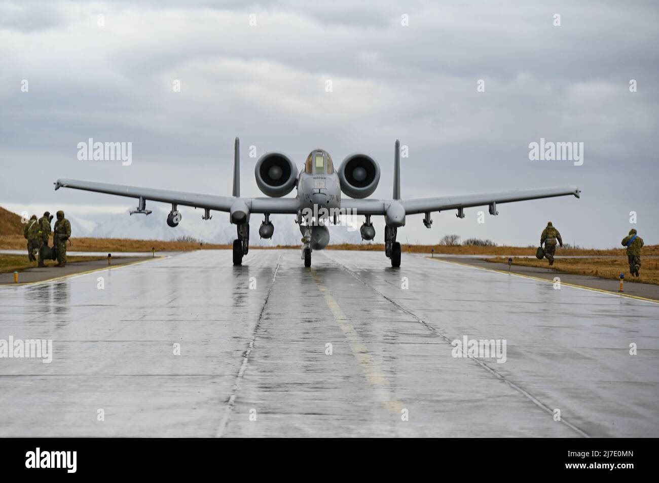 Un avión A-10C Thunderbolt II asignado al Escuadrón de Bomberos de 104th, Guardia Nacional Aérea de Maryland, taxis en la Base Aérea de Andoya en Andenes, Noruega, listo para llevar a cabo el entrenamiento de Empleo de Combate Agile en apoyo del Ejercicio de Respuesta Swift, 6 de mayo de 2022. Swift Response es un ejercicio anual de capacitación multinacional dirigido por USAREUR-AF diseñado para mejorar la preparación y la interoperabilidad aérea con aliados y socios. (EE.UU Foto de la Guardia Nacional Aérea de Tech. SGT. Enjoli Saunders) Foto de stock