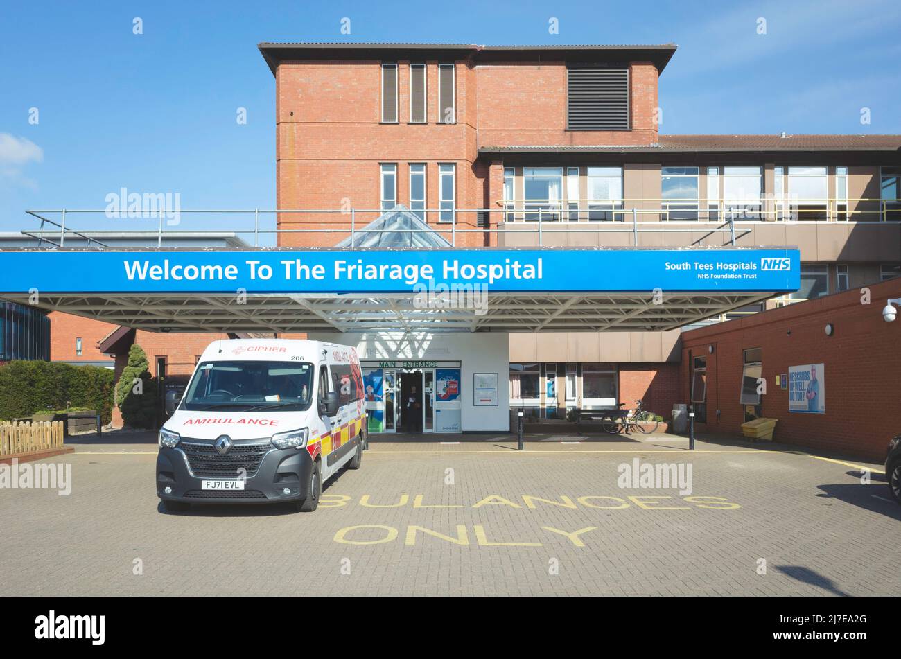 Entrada principal al Hospital Friarage en el South Tees NHS Foundation Trust en Northallerton North Yorkshire con una ambulancias estacionadas Foto de stock