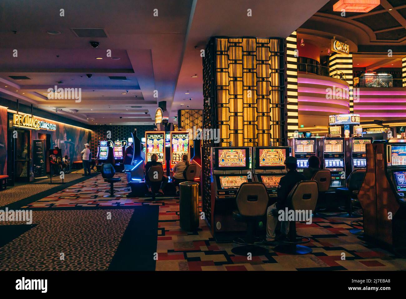 Las Vegas, Nevada, Estados Unidos - 4 de mayo de 2022. El interior del  Casino de Las Vegas, y la gente Fotografía de stock - Alamy