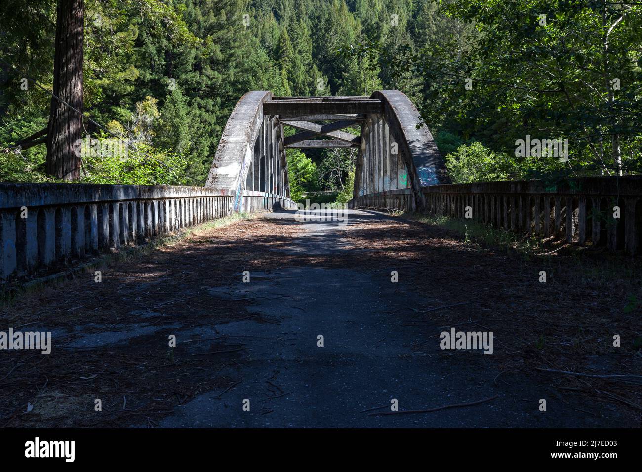 Puente arco atado abandonado a lo largo de la carretera estatal 36 sobre el río Van Duzen en el norte de California. Foto de stock