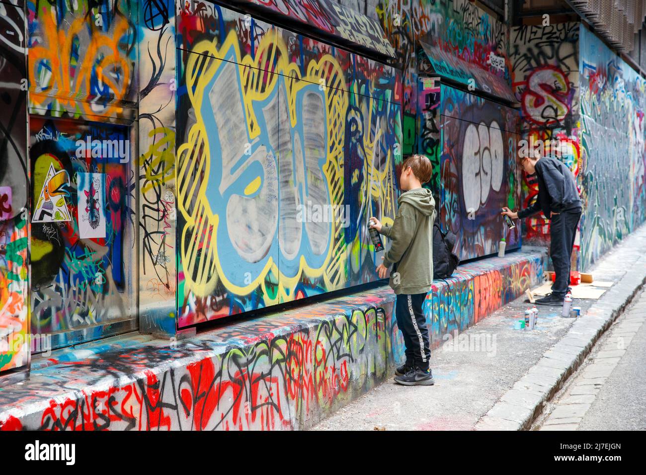 Artistas de graffiti trabajando en arte callejero en Rutledge Lane, Melbourne, Victoria, Australia el viernes 15 de abril, 2022.Foto: David Rowland / One-Image.com Foto de stock