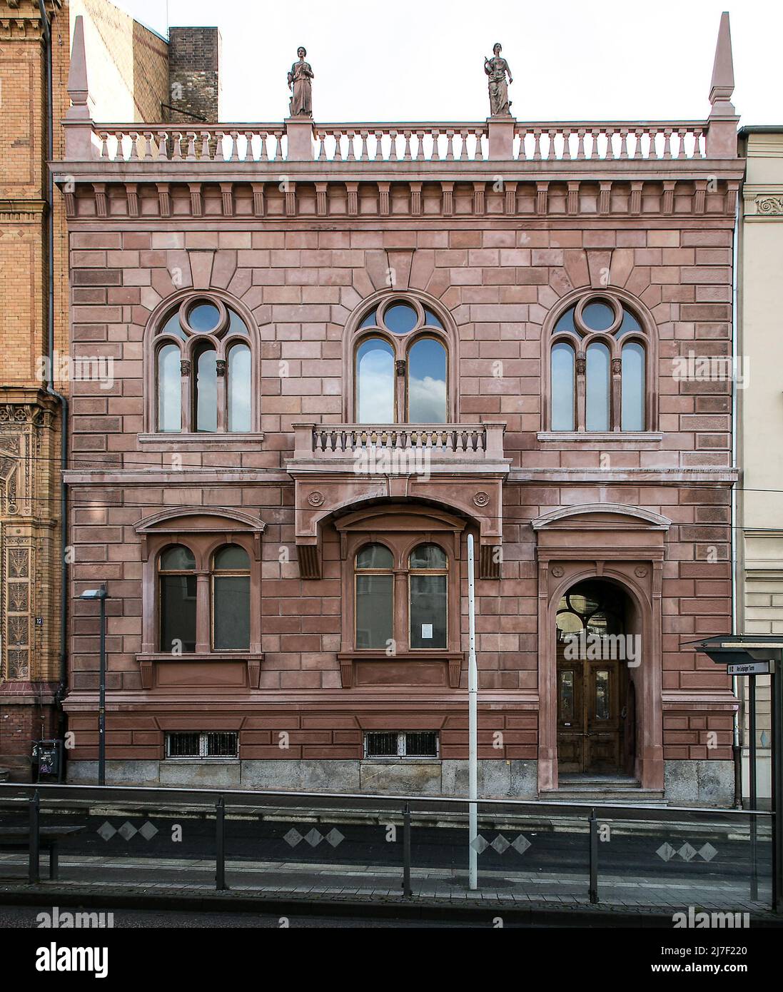 Halle S an der Waisenhausmauer 10 4481 erbaut 1873 als eigenes Wohnhaus von Rudolf Loest Straßenfassade im Stil der italienischen Frührenaissance at Foto de stock