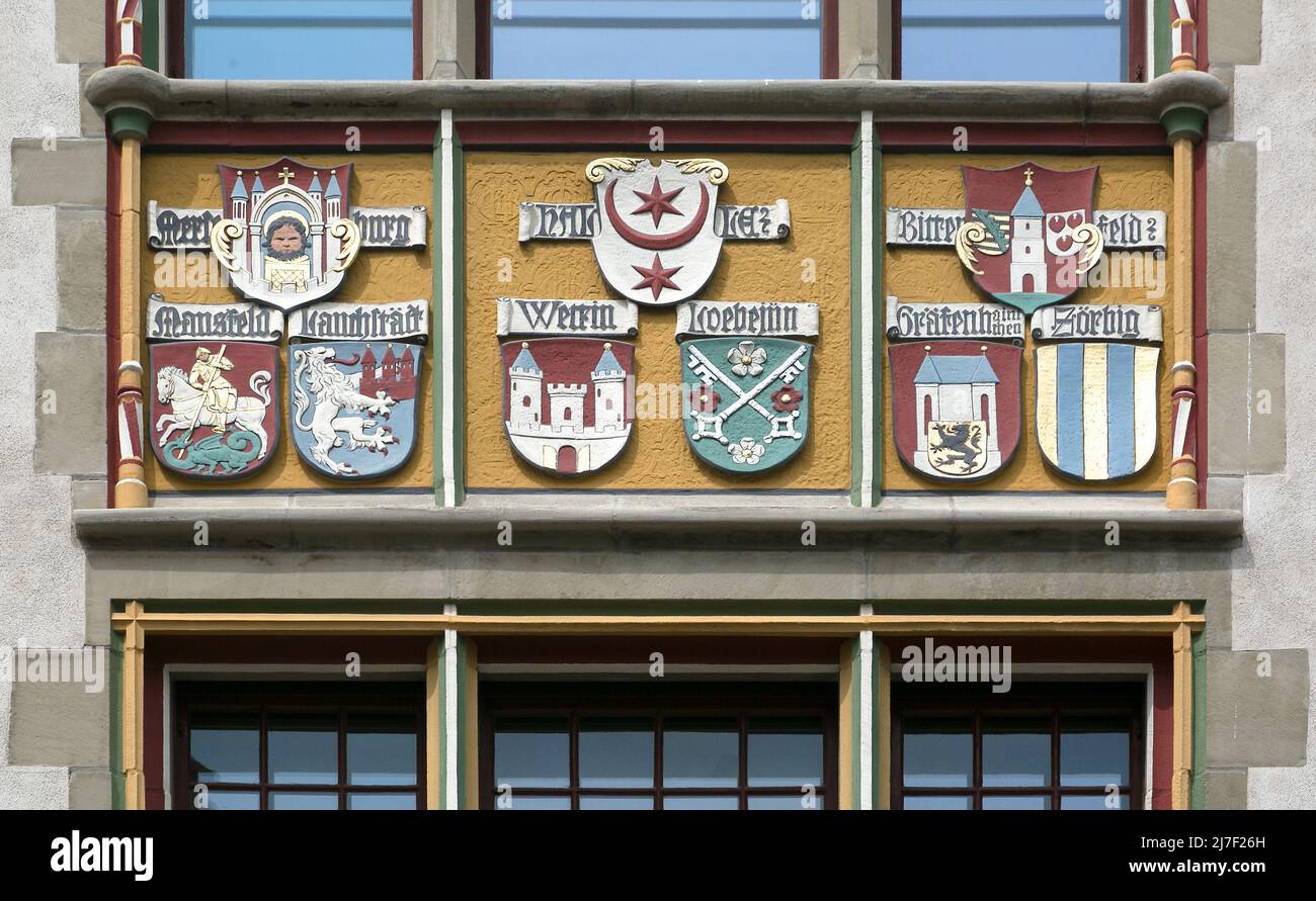 Halle S Landgericht 6440 erbaut 1901-05 linkes Wappenfenster an der Südseite mit Stadtwappen der damals zugehörigen Amtsgerichtsorte Ausschnitt Foto de stock