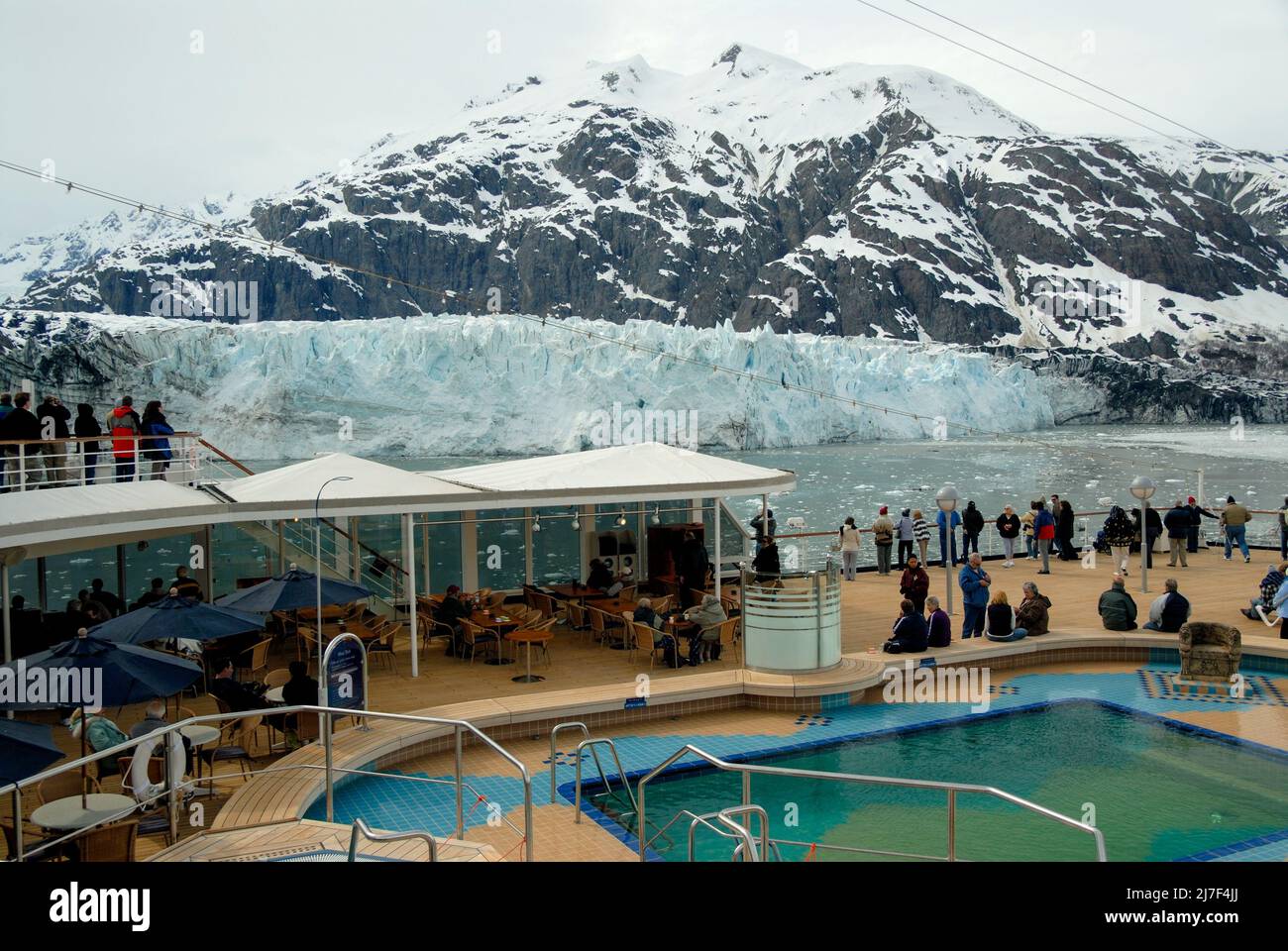 Los turistas del crucero miran el glaciar Margerie en el Parque Nacional de Glacier Bay. Foto de stock