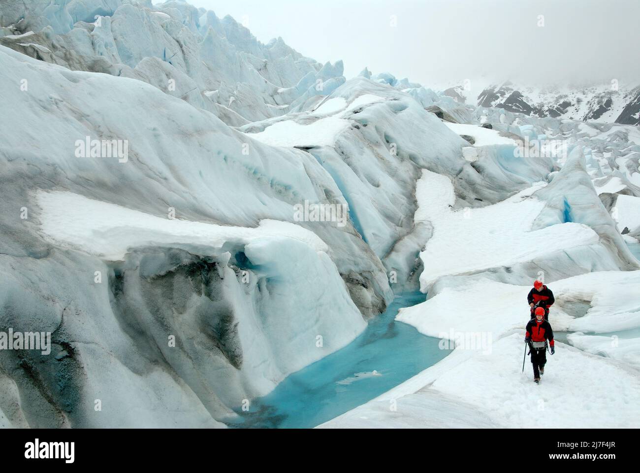 Los turistas caminan por el glaciar Mendenhall, cerca de Juneau. Foto de stock