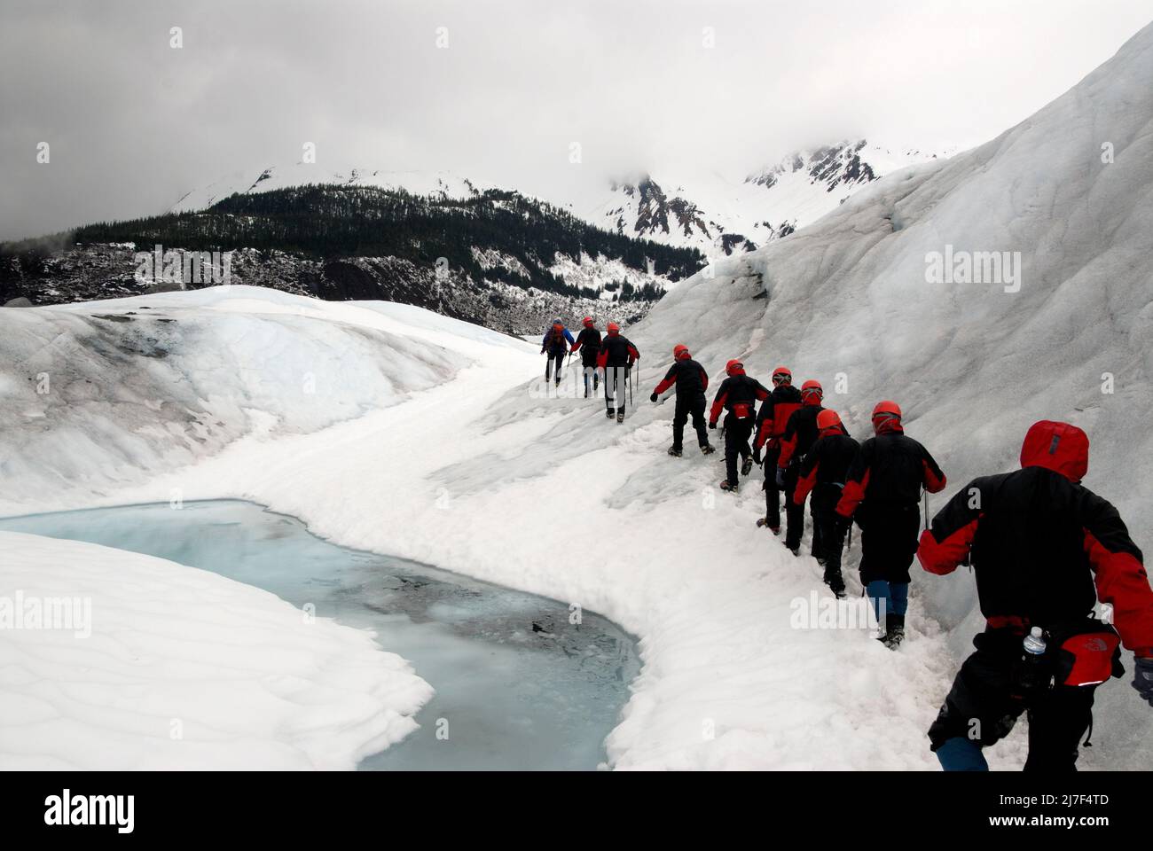 Los turistas caminan por el glaciar Mendenhall, cerca de Juneau. Foto de stock