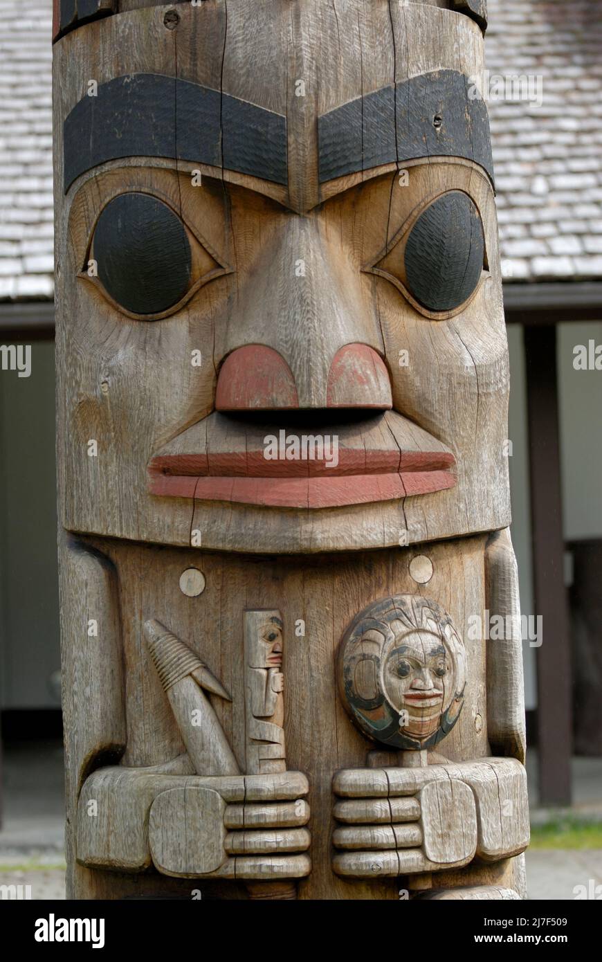 Totem polo de la gente Tlingit en Alaska. Foto de stock