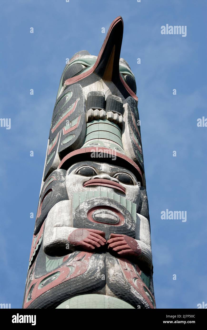 Totem polo de la gente Tlingit en Alaska. Foto de stock