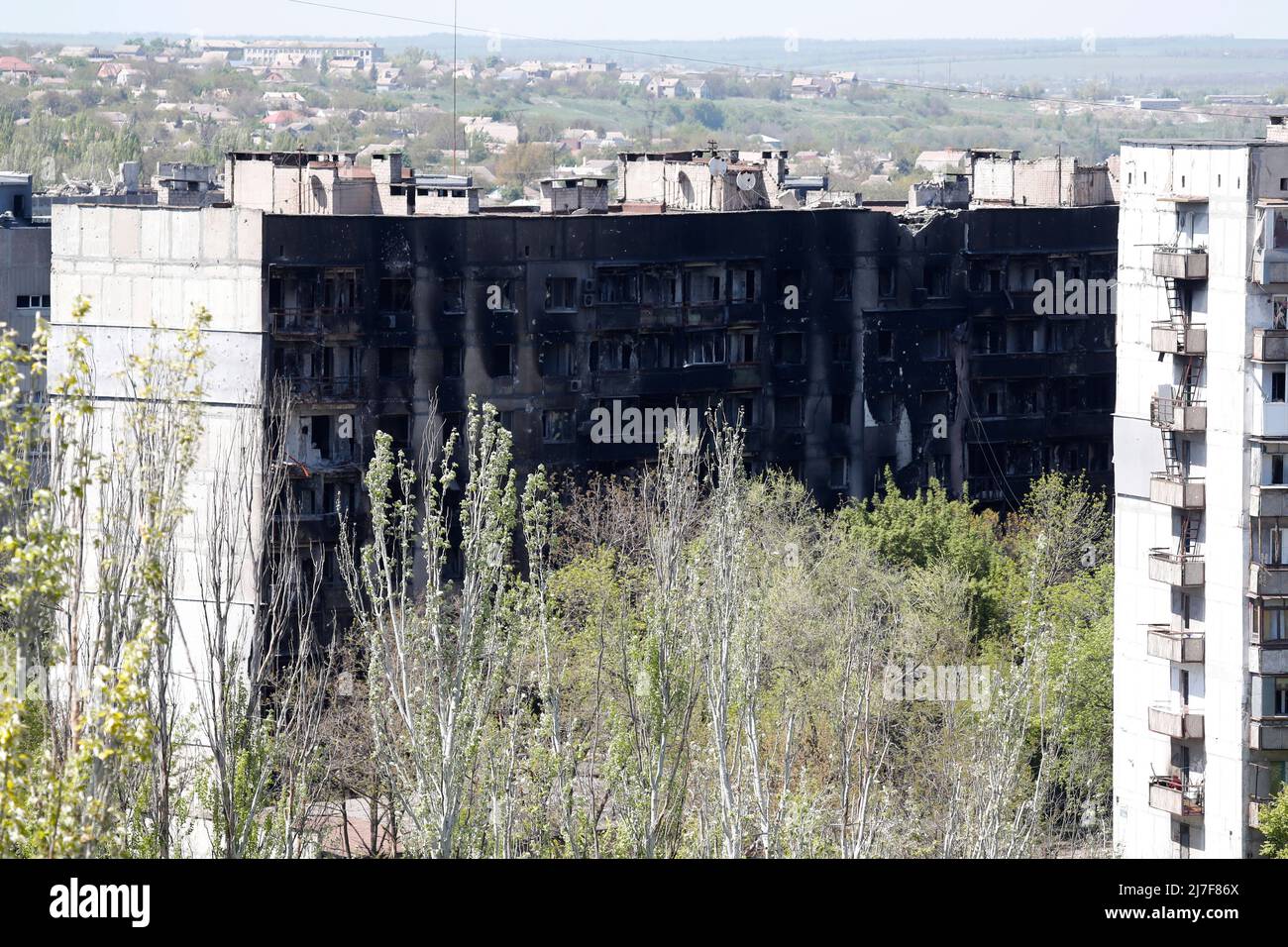 Mariupol. 8th de mayo de 2022. Foto tomada el 8 de mayo de 2022 muestra casas dañadas en la ciudad portuaria de Mariupol. Crédito: Victor/Xinhua/Alamy Live News Foto de stock