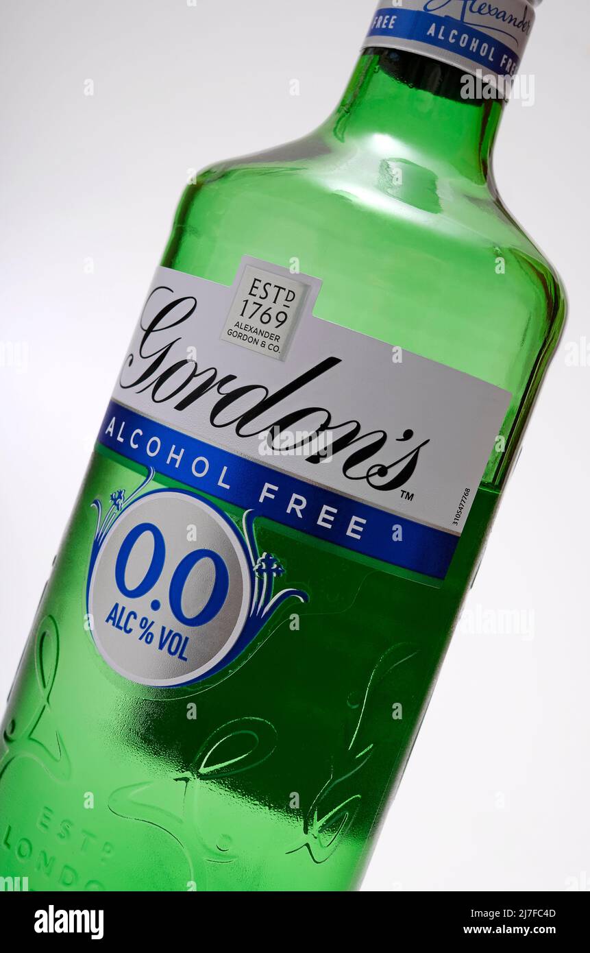 botella de ginebra sin alcohol de gordon sobre fondo gris Foto de stock