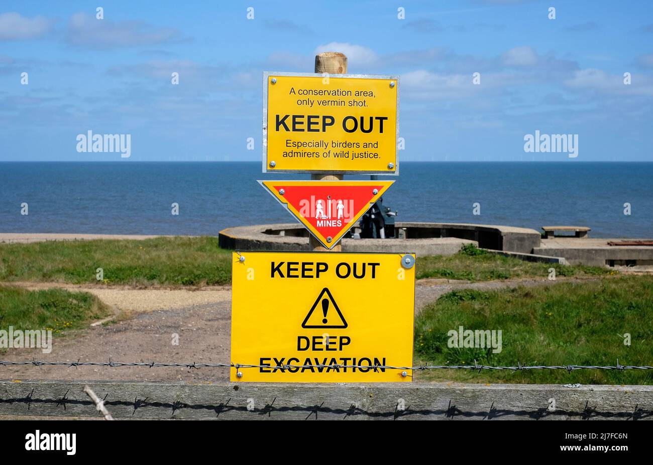 señales de advertencia en el sitio de recolección militar de muckleburgh, weybourne, norte de norfolk, inglaterra Foto de stock