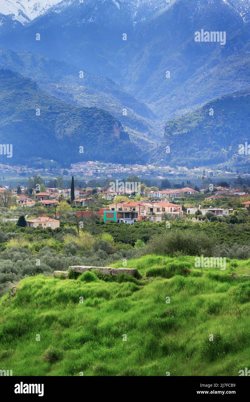 Vista panorámica aérea de la ciudad de Esparta con montañas de Taygetus y antiguas ruinas permanece en el Peloponeso, Grecia Foto de stock