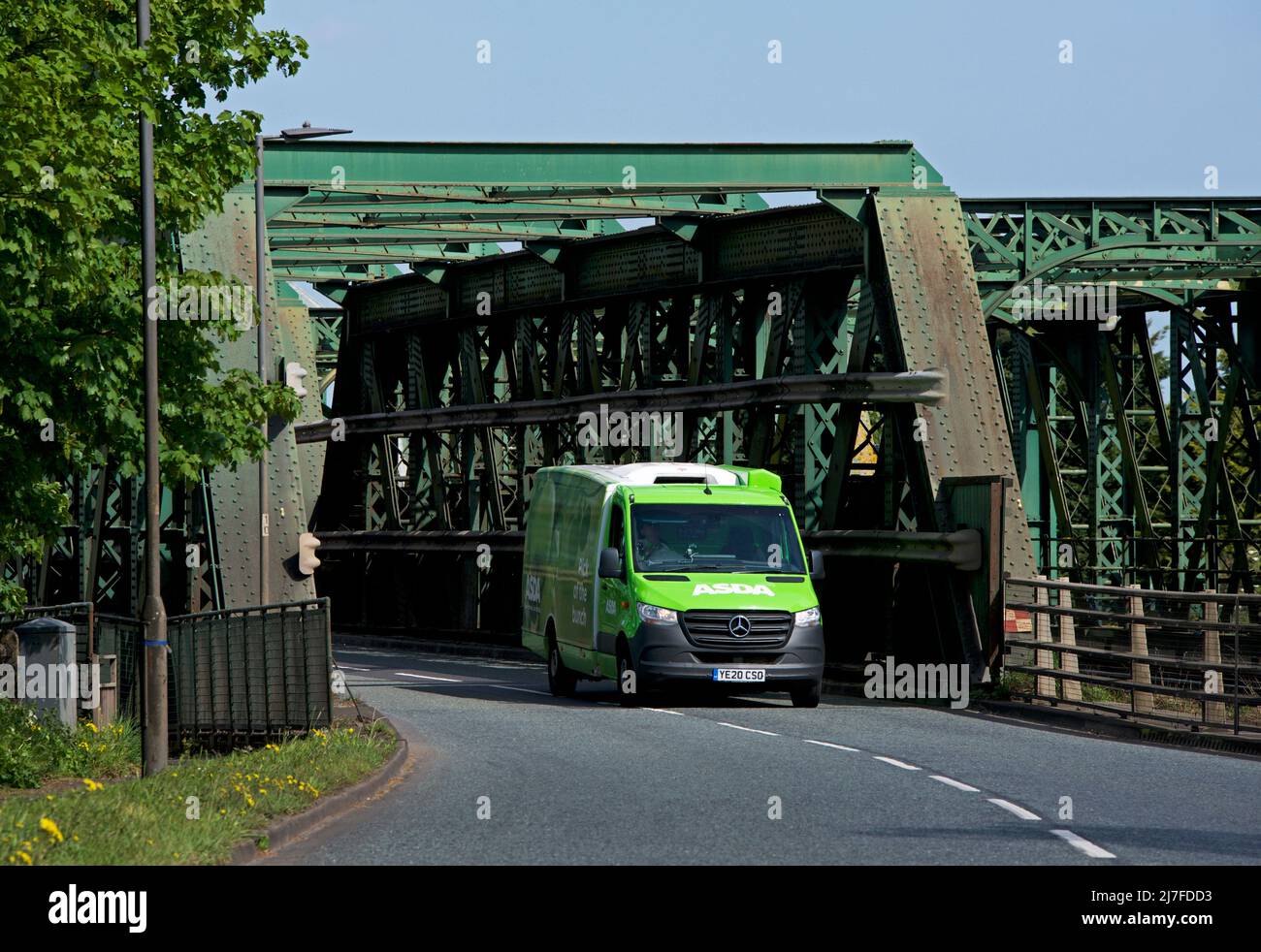 Van de entrega DE ASDA en el puente Keadby, sobre el río Trent cerca de Althorpe, North Lincolnshire, Inglaterra Reino Unido Foto de stock