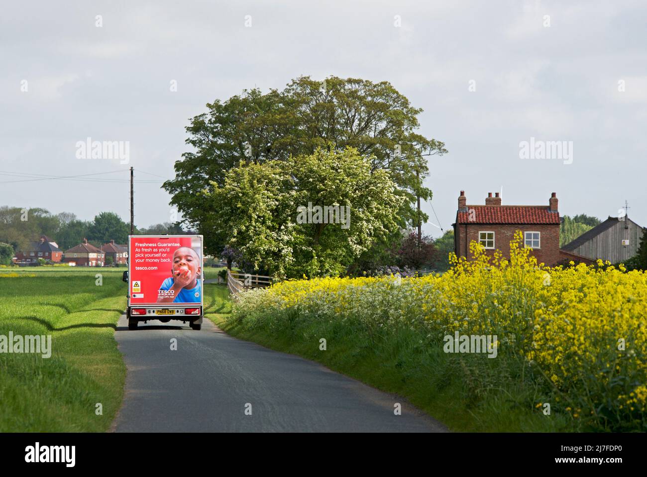 Furgoneta de reparto Tesco, casa y tierras de labranza cerca de Reedness, East Yorkshire, Inglaterra Reino Unido Foto de stock