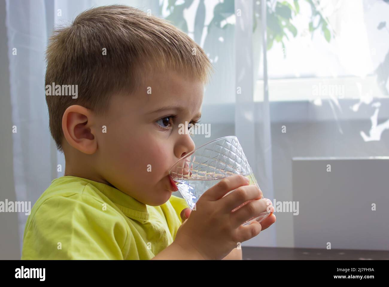 El niño bebe agua de un vaso. Agua pura. Verano. Enfoque selectivo  Fotografía de stock - Alamy