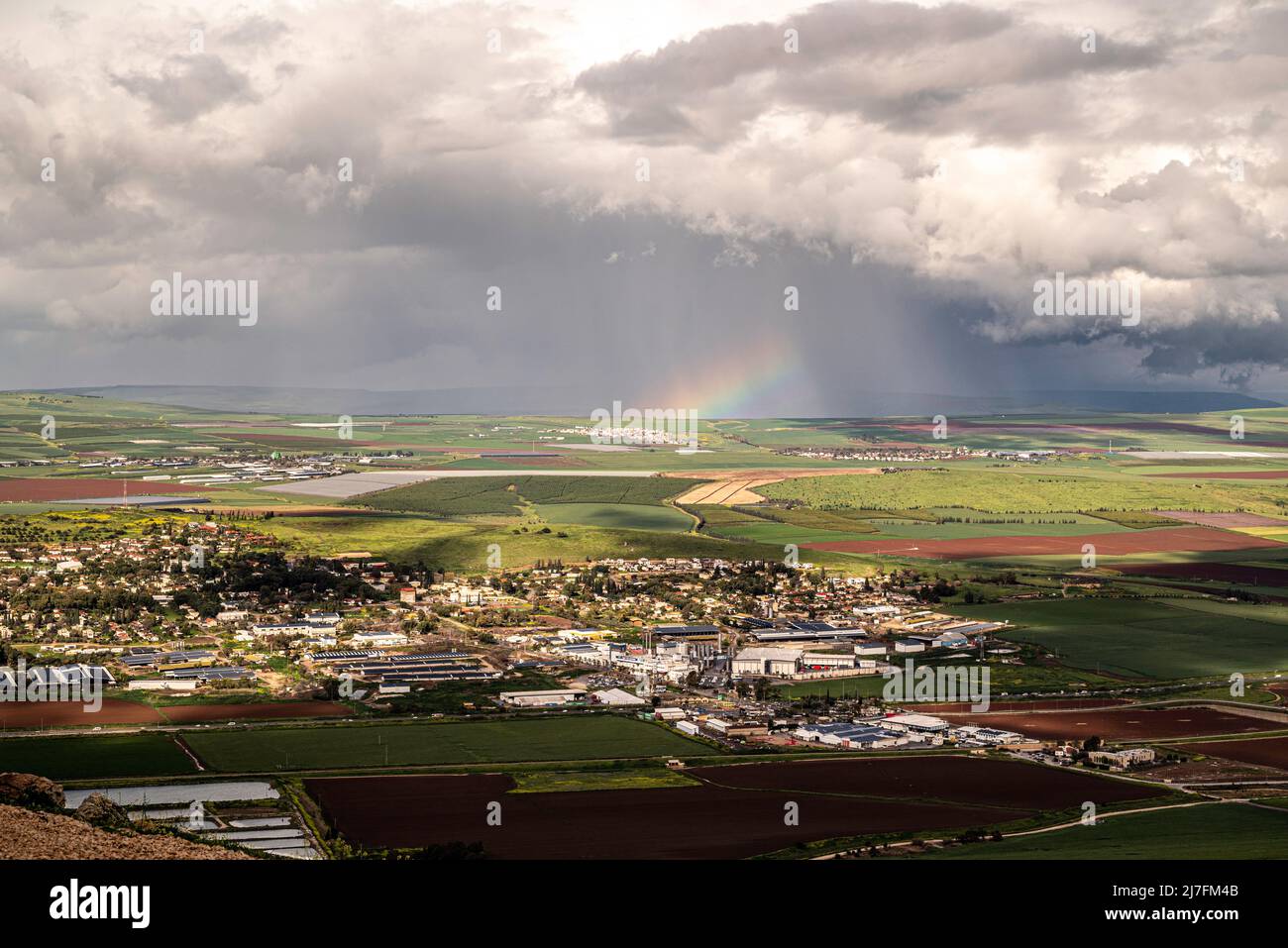 Vista del valle de Jezreel desde el punto de observación del Monte Gilboa, Israel Un arco iris se puede ver en el fondo Foto de stock
