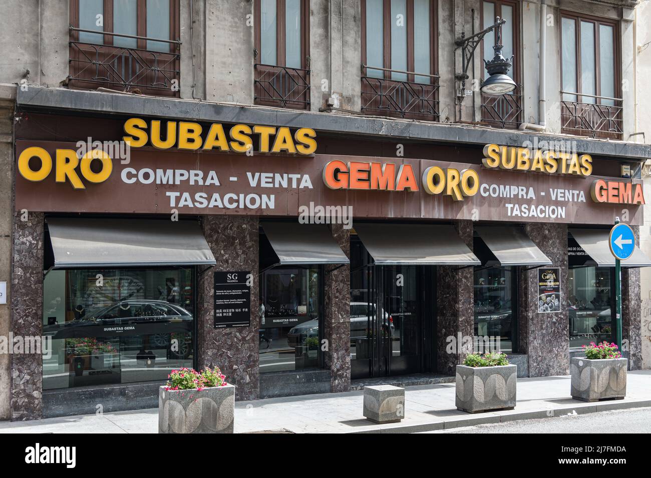 VALENCIA, ESPAÑA - 05 DE MAYO de 2022: Joyas valencianas dedicadas a la compra  y venta de oro, joyería y antigüedades Fotografía de stock - Alamy