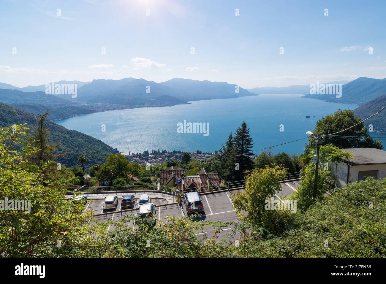 Gran lago italiano. Lago Maggiore de Campagnano sobre Maccagno, visible abajo. Norte de Italia, vista aérea Foto de stock