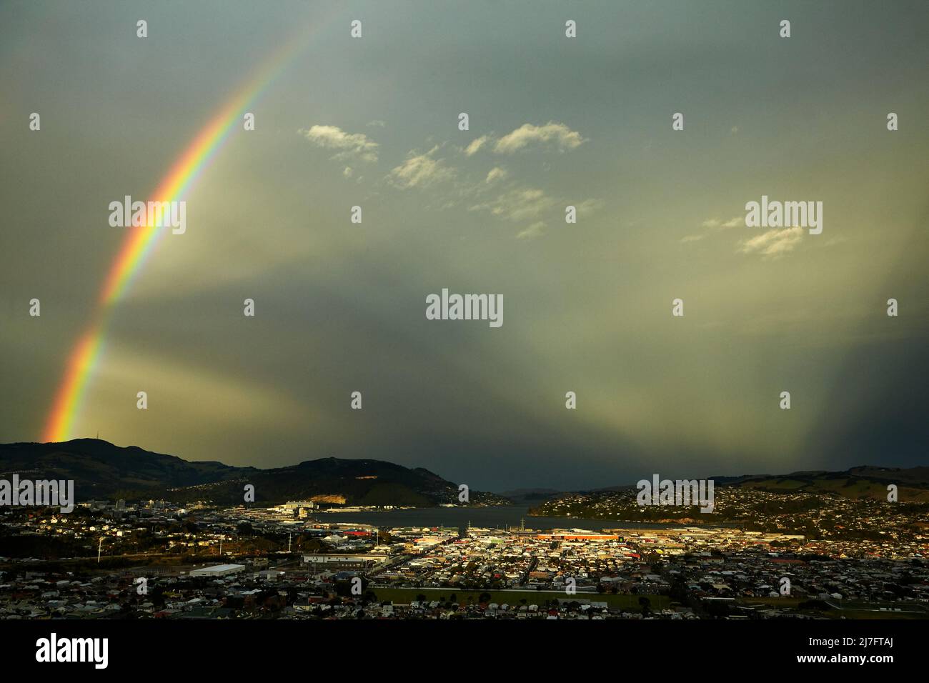 Arco iris y vigas de luz sobre Dunedin y Otago Harbour, Otago, Isla del Sur, Nueva Zelanda Foto de stock