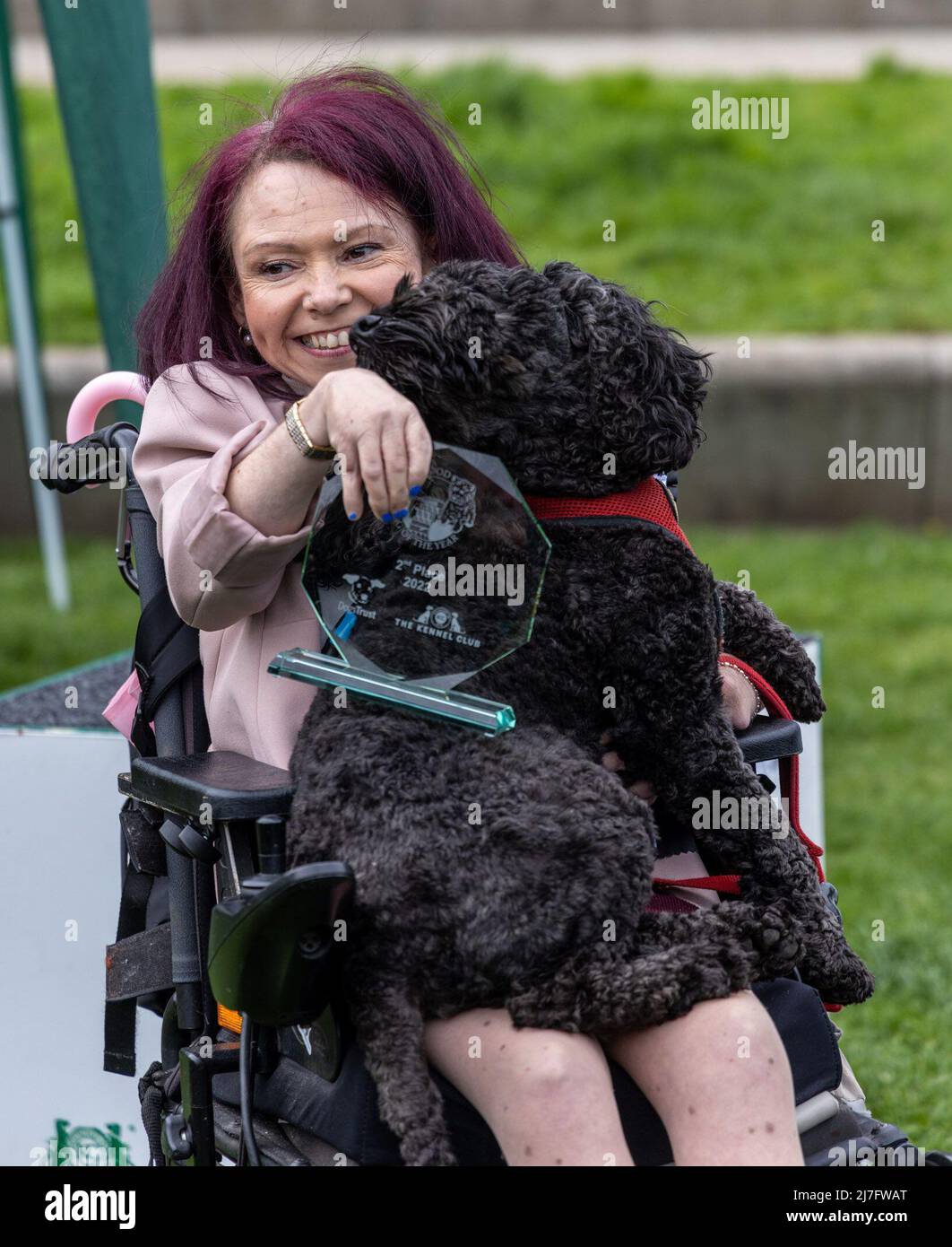 Edimburgo, Reino Unido. 09 de mayo de 2022 Foto: El trabajo MSP Pam Duncan-Glancy  y su perro Tony. Holyrood se enloquece cuando el concurso Holyrood Dog of  the Year regresa a Edimburgo