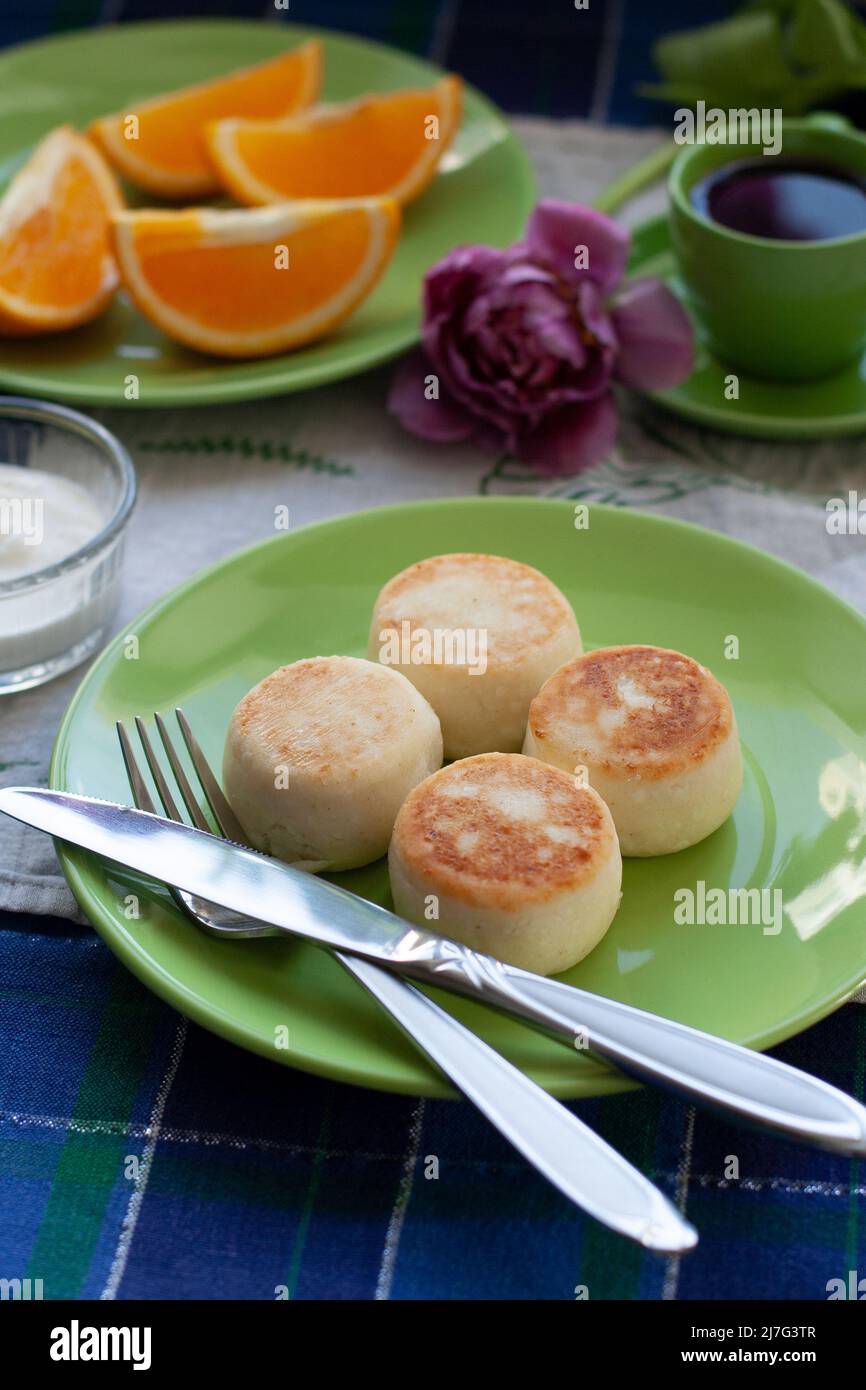 Deliciosas tortas dietéticas de queso casero de granja para el desayuno