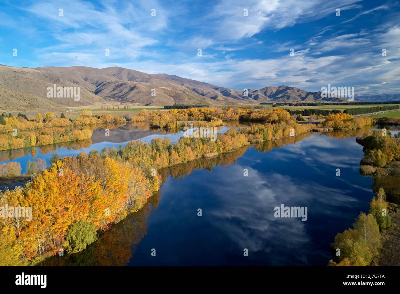 Wairepo Arm (izquierda), State Highway 8, y Kellands Pond (derecha), Twizel, Mackenzie District, North Otago, South Island, Nueva Zelanda - antena de drone Foto de stock