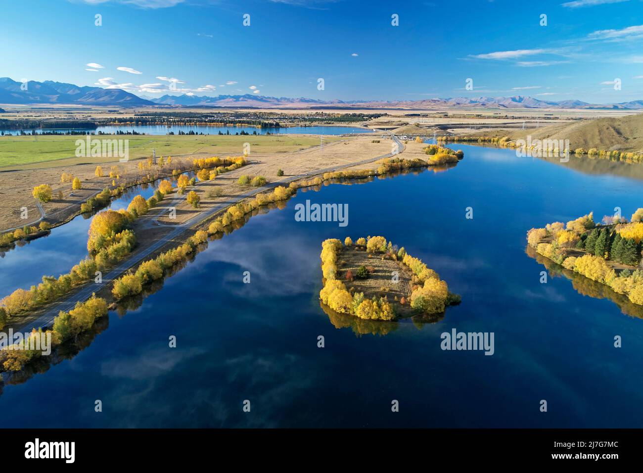 Kellands Pond (izquierda), State Highway 8, y Wairepo Arm, Twizel, Mackenzie District, Norte de Otago, Isla del Sur, Nueva Zelanda - aéreo de aviones teledirigidos Foto de stock