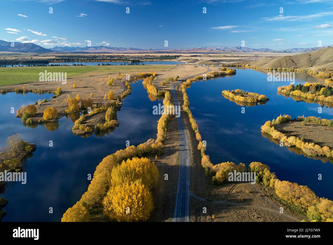 Kellands Pond (izquierda), State Highway 8, y Wairepo Arm (derecha), Twizel, Mackenzie District, North Otago, South Island, Nueva Zelanda - antena de drone Foto de stock