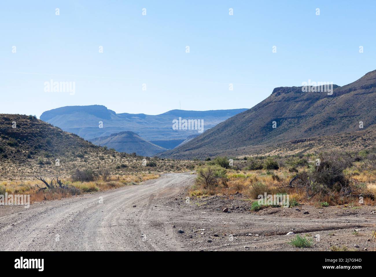 Karoo paisaje de montaña en el Parque Nacional Karoo, cerca de Beaufort, Oeste, Cabo Occidental, Sudáfrica Foto de stock