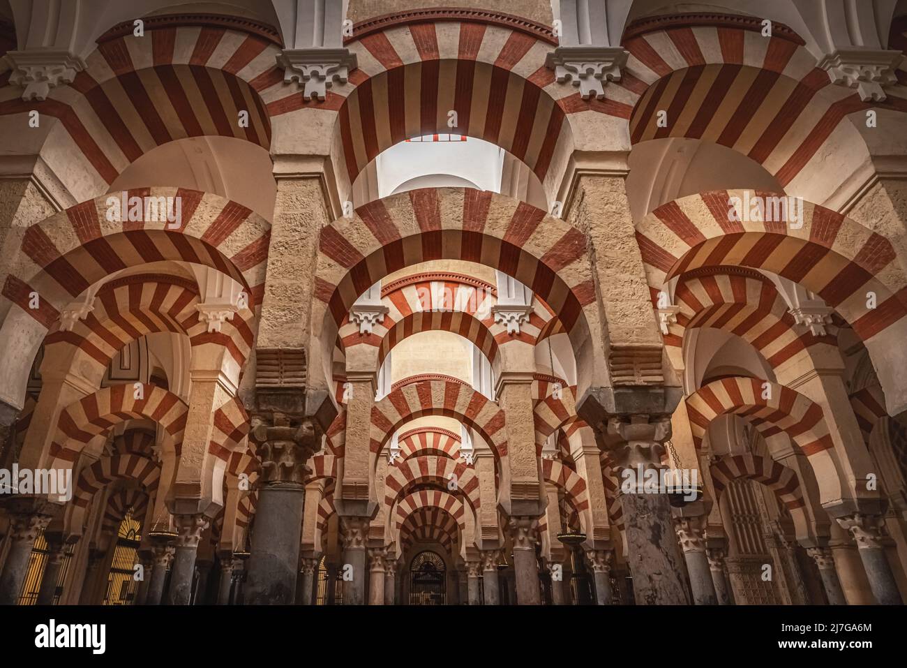 Dentro de la famosa Mezquita con su impresionante arquitectura. La Mezquita-Catedral de Córdoba es la catedral de la Diócesis Católica Romana de Córdoba Foto de stock