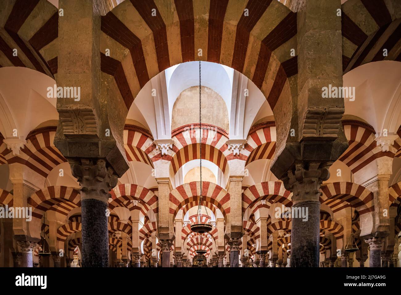 Dentro de la famosa Mezquita con su impresionante arquitectura. La Mezquita-Catedral de Córdoba es la catedral de la Diócesis Católica Romana de Córdoba Foto de stock